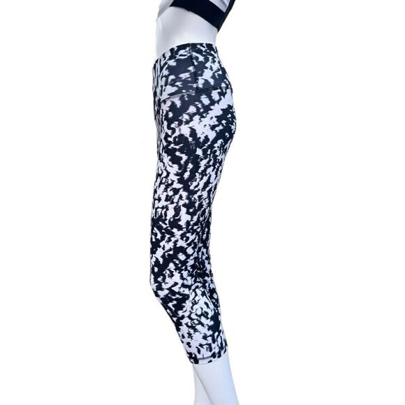 High Rise Compression Crop Leggings - Picture 3 of 9